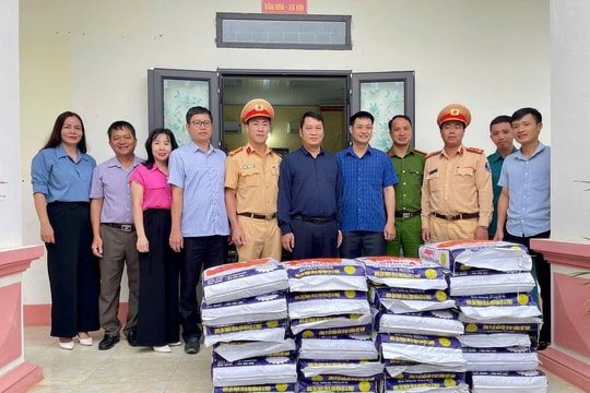 Phòng Cảnh sát giao thông Công an tỉnh Lào Cai hỗ trợ người dân khắc phục hậu quả thiên tai