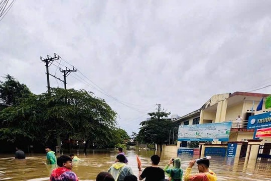 Mưa lũ ngập lụt: Trường học tan hoang, học sinh phải nghỉ học