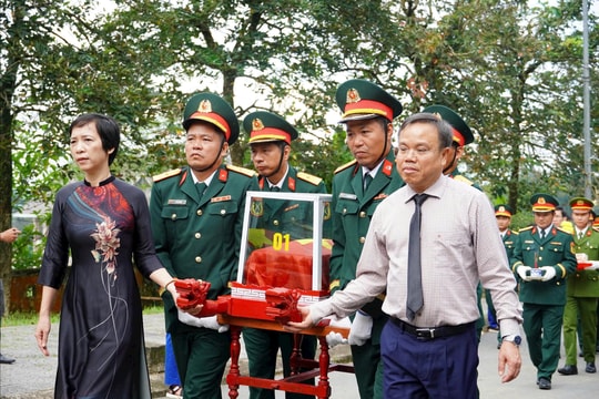 Truy điệu và an táng 14 hài cốt liệt sĩ tại Nghĩa trang liệt sĩ xã Khe Sanh