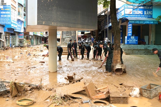 Công an tỉnh Cao Bằng hưởng ứng phong trào tổng vệ sinh môi trường, khắc phục hậu quả bão số 11
