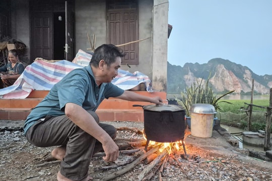 Tình người trong bão lũ