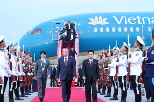 Party leader sets foot in Pyongyang for state visit to DPRK