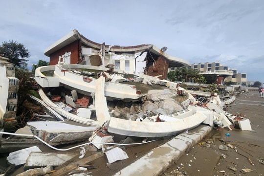 Hà Tĩnh sẽ kiểm tra vụ hàng chục căn villa đổ sập sau bão số 10