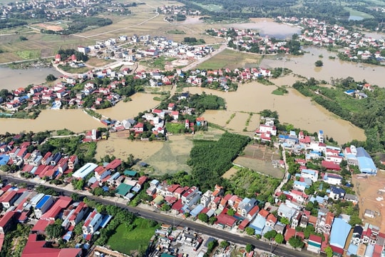 Hà Nội: Nước sông Cầu vượt mức báo động 3, hàng nghìn căn nhà ở xã Trung Giã bị ngập nước