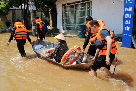 Công an xã Trung Giã triển khai khẩn cấp ứng phó ngập lụt, bảo đảm an toàn tính mạng và tài sản cho Nhân dân