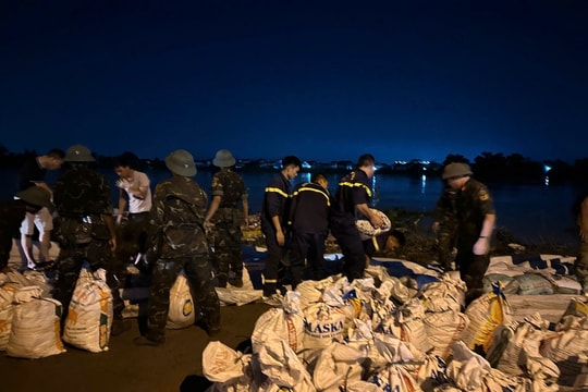 Công an tỉnh Bắc Ninh xuyên đêm hộ đê, bảo đảm an toàn cho người dân trong mưa lũ