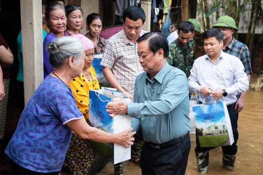 Phó Chủ tịch Quốc hội Lê Minh Hoan thăm, động viên người dân bị ảnh hưởng của bão lũ tại xã Điềm Thụy, Thái Nguyên