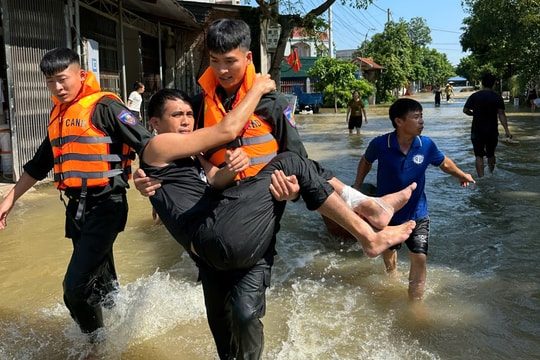 Cảnh sát Cơ động vượt đêm giông bão, vận chuyển hàng cứu trợ đến các xã bị cô lập ở tỉnh Thái Nguyên