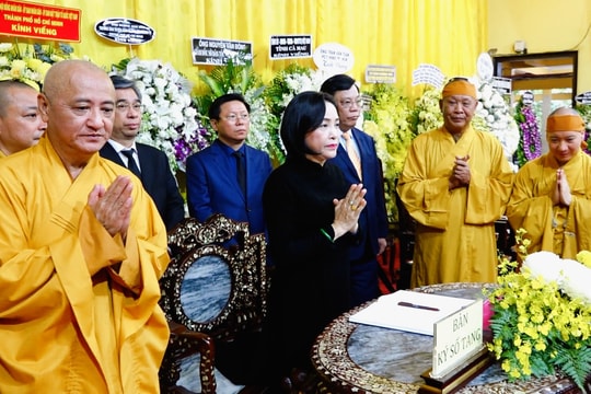Phó Chủ tịch Quốc hội Nguyễn Thị Thanh viếng Trưởng lão hòa thượng Thích Trí Tịnh