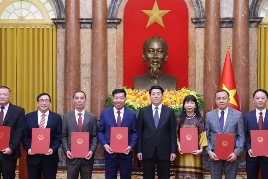 State President presents title of ambassador to diplomats