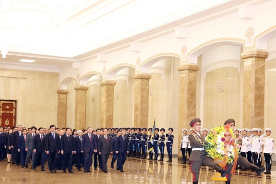 Vietnamese Party leader pays floral tributes to DPRK leaders