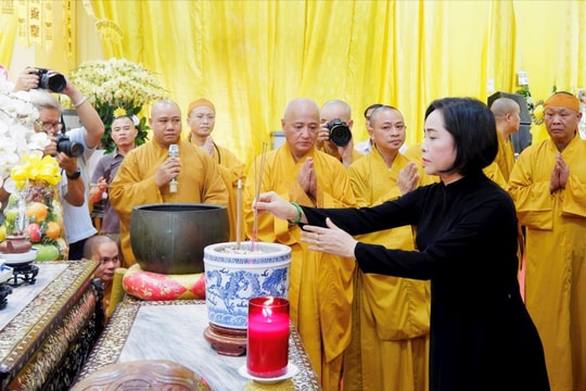 Phó Chủ tịch Quốc hội Nguyễn Thị Thanh viếng Trưởng lão hòa thượng Thích Trí Tịnh