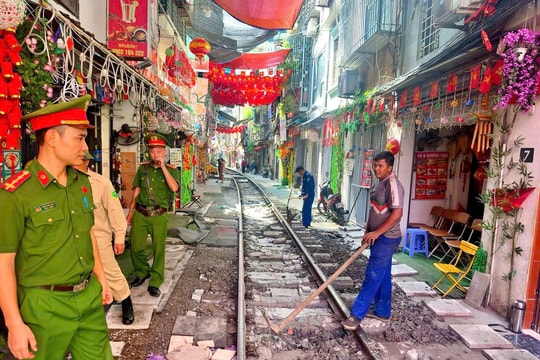 Hà Nội: Xử lý nhiều vi phạm hành lang an toàn đường sắt