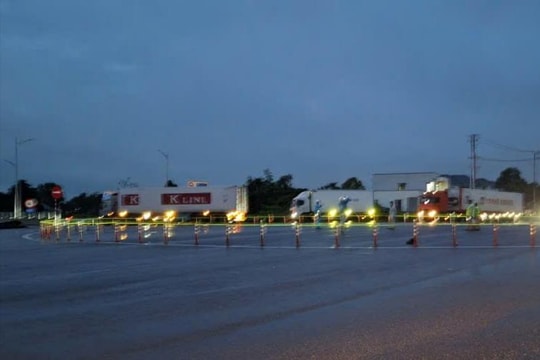 Quảng Trị: Hoàn thành lắp đặt tạm cọc tiêu mềm tại nút giao thông vòng xuyến QL 9A