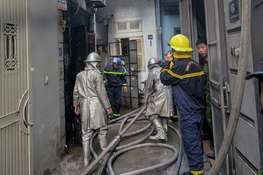 Hà Nội: Cháy nhà trong ngõ sâu, 5 người thiệt mạng