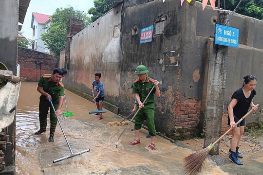 Công an Hà Nội chung tay hỗ trợ người dân khắc phục hậu quả sau mưa lũ