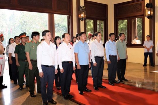 Chủ tịch Quốc hội Trần Thanh Mẫn dâng hương tưởng nhớ Chủ tịch Tôn Đức Thắng