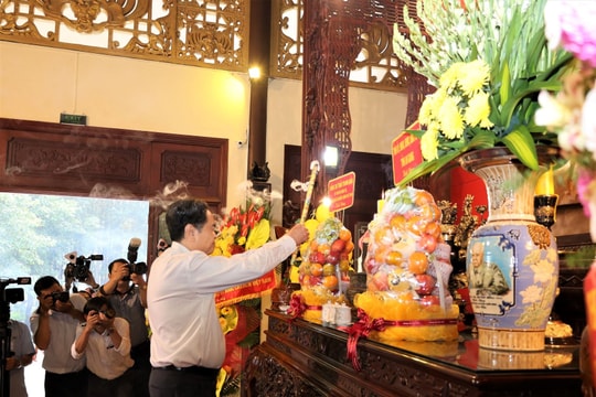 Chủ tịch Quốc hội Trần Thanh Mẫn dâng hương tưởng nhớ Chủ tịch Tôn Đức Thắng tại An Giang