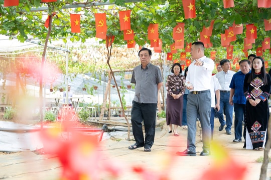 Phó Chủ tịch Quốc hội Lê Minh Hoan thăm hợp tác xã nông nghiệp du lịch tại Sơn La