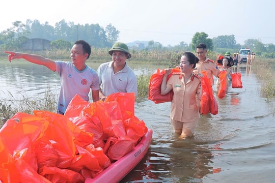 CSGT Thủ đô xung kích hỗ trợ người dân vùng ngập lụt sớm ổn định cuộc sống