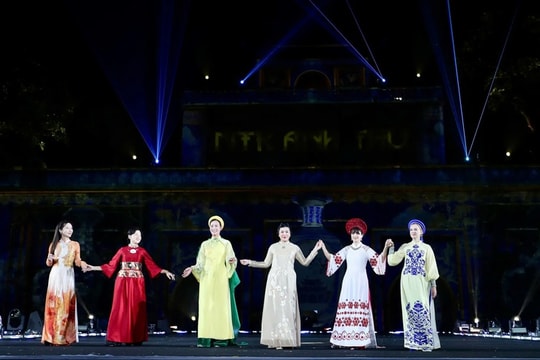 "Bước chân di sản": Tôn vinh vẻ đẹp trang phục Việt Nam và thế giới
