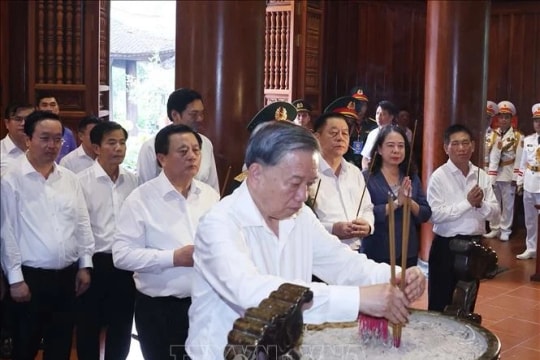 Party chief pays homage to President Ho Chi Minh in Nghe An province