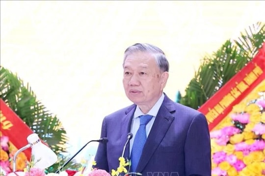 Party chief attends ceremony marking 80th traditional day of Military Region 4’s armed forces