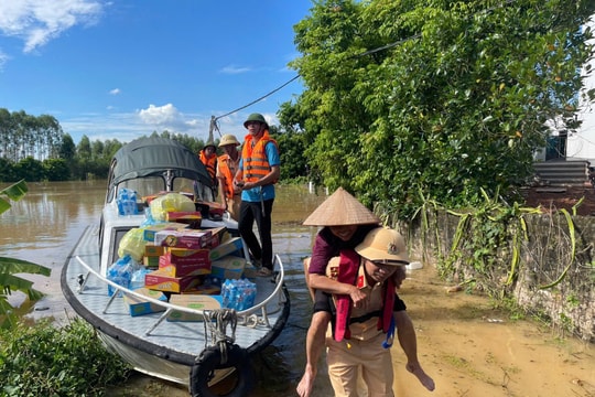 Cảnh sát giao thông đường thuỷ Công an tỉnh Bắc Ninh vượt lũ dữ kịp thời ứng cứu người dân