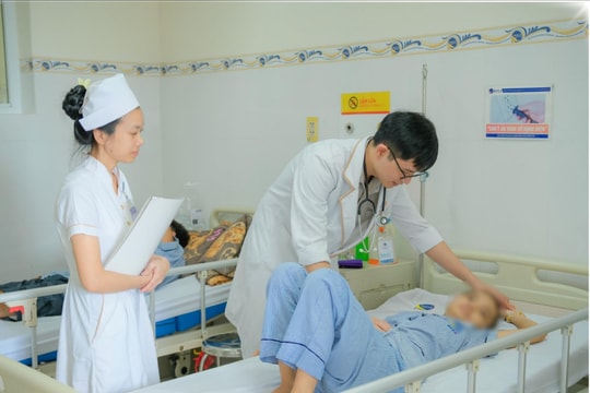 Nữ sinh 16 tuổi hôn mê lúc nửa đêm – Bác sĩ cảnh báo tình trạng trẻ hóa đột quỵ