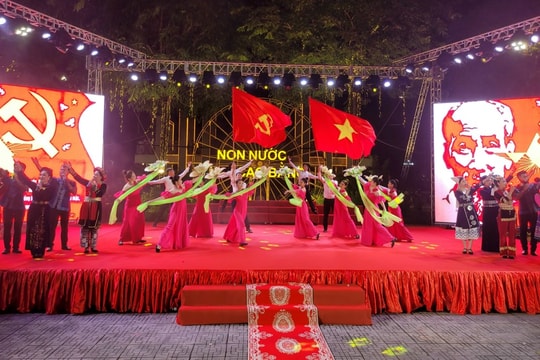 Cán bộ vùng cao kỷ nguyên vươn mình: Từ “cắm bản” tới tiên phong “cắm mốc đổi thay”