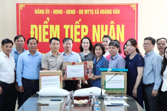 Ngành GD-ĐT Hà Nội trao hơn 100 tấn hàng hỗ trợ trường học vùng mưa lũ Bắc Ninh