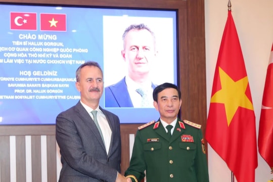 Defence Minister holds talks with President of Turkish Defence Industry Agency