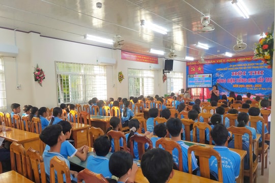 Đặt cán bộ quản lý, giáo viên vào trung tâm phát triển giáo dục vùng khó