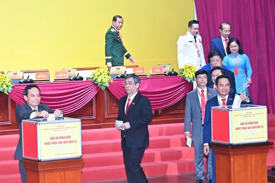 Đại biểu dự Đại hội Đảng bộ TP. Hồ Chí Minh ủng hộ đồng bào khắc phục hậu quả bão lũ