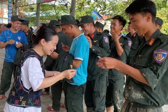 Thái Nguyên: Trường mầm non trao “món quà đặc biệt” tặng các chiến sĩ CSCĐ đến hỗ trợ khắc phục sau bão