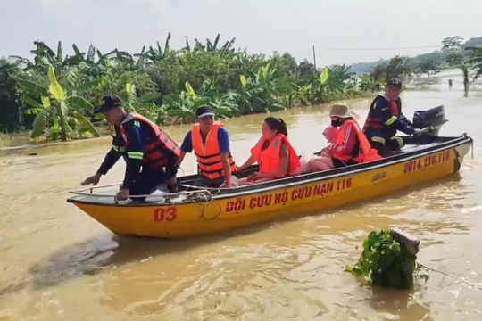Hành trình 11 ngày đêm giành giật sự sống với dòng lũ dữ