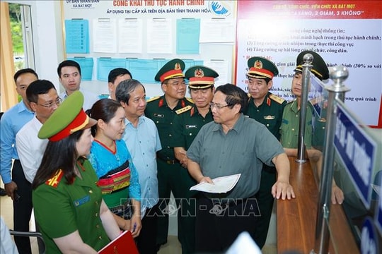 Thủ tướng Phạm Minh Chính kiểm tra Trung tâm Phục vụ hành chính công xã Bát Mọt, tỉnh Thanh Hóa