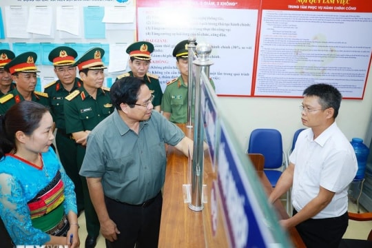 PM Pham Minh Chinh inspects settlement of administrative procedures in border commune
