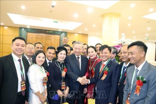 Party leader meets with outstanding farmers, agricultural scientists