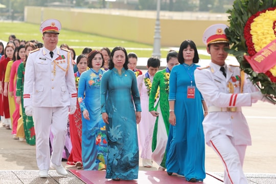 90 nữ đoàn viên công đoàn tiêu biểu báo công dâng Bác