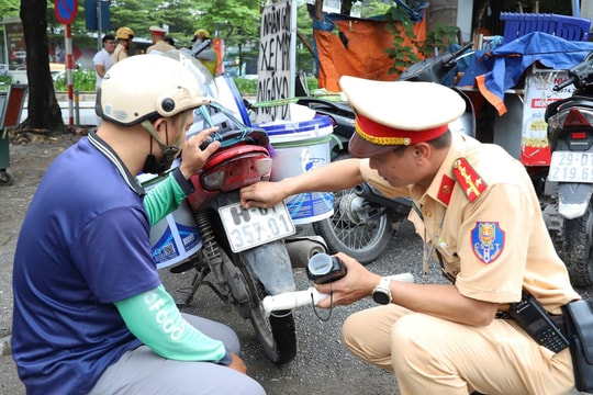 Ngụy trang biển số né camera, tài xế xe ôm bị xử phạt 5 triệu đồng
