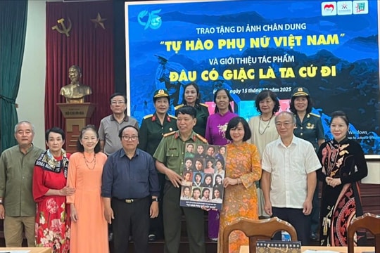 Trao tặng bộ sưu tập chân dung “Tự hào phụ nữ Việt Nam” cho Bảo tàng Phụ nữ Việt Nam