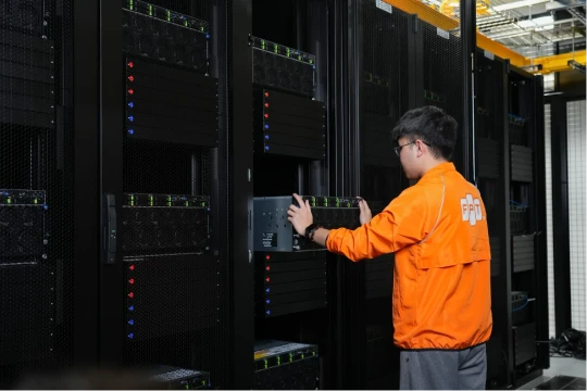 Sau giảm mục tiêu lợi nhuận, tạm thời “đóng băng” đầu tư AI mới, cổ phiếu FPT lùi về ngưỡng 90.000 đồng/cp