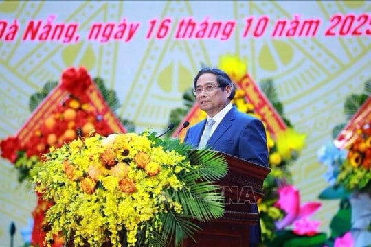 PM urges Military Region 5 to continue writing glorious history of heroic Vietnamese Army and people