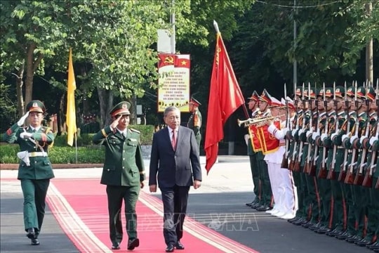 Party General Secretary presents Ho Chi Minh Order to Military Region 1