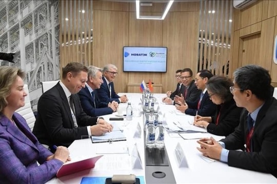 Deputy PM meets with Russian counterpart, receives leaders of Russian enterprises in Moscow