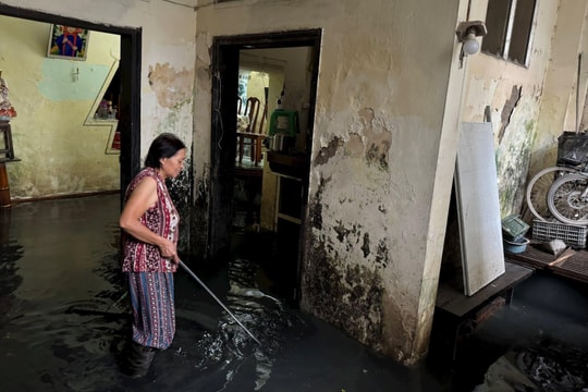 Ngôi nhà "đáng thương" giữa trung tâm Hà Nội: Gần 10 năm, cứ mưa là nhà ngập nước cống đen ngòm