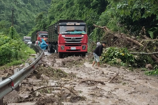 Quảng Trị: Mưa lớn kéo dài gây sạt lở nhiều tuyến đường gây ùn tắc