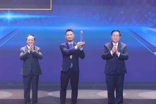 Lễ trao giải Cuộc thi ảnh nghệ thuật cấp Quốc gia "Tổ quốc bên bờ sóng"