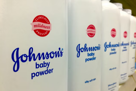 Johnson & Johnson bị kiện vì phấn rôm gây ung thư